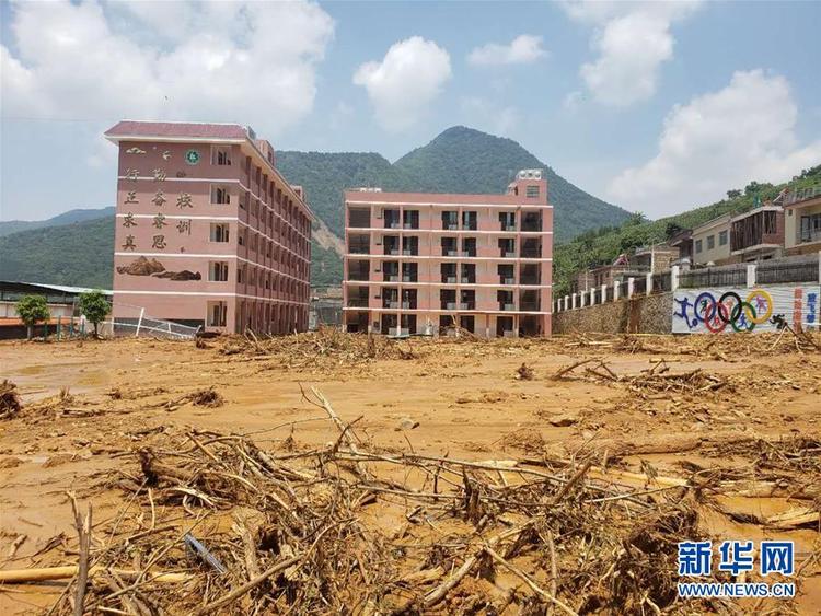 广西田林：暴雨引发泥石流 400多人被紧急疏散