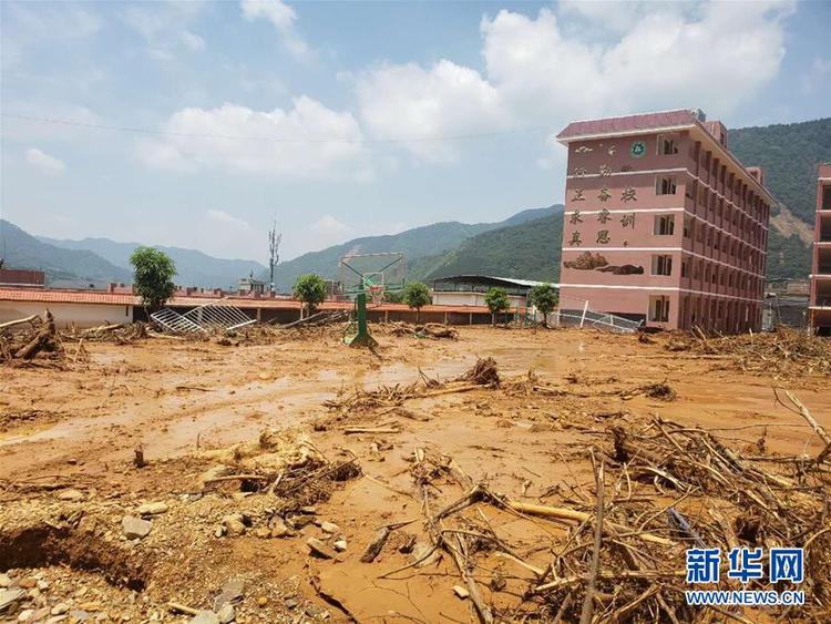 广西田林：暴雨引发泥石流 400多人被紧急疏散