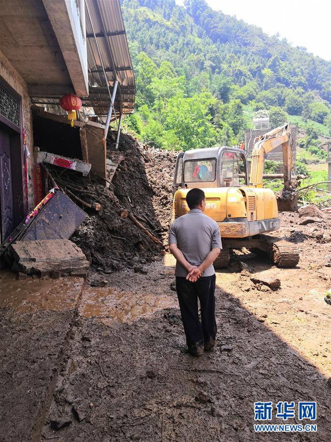 广西田林：暴雨引发泥石流 400多人被紧急疏散