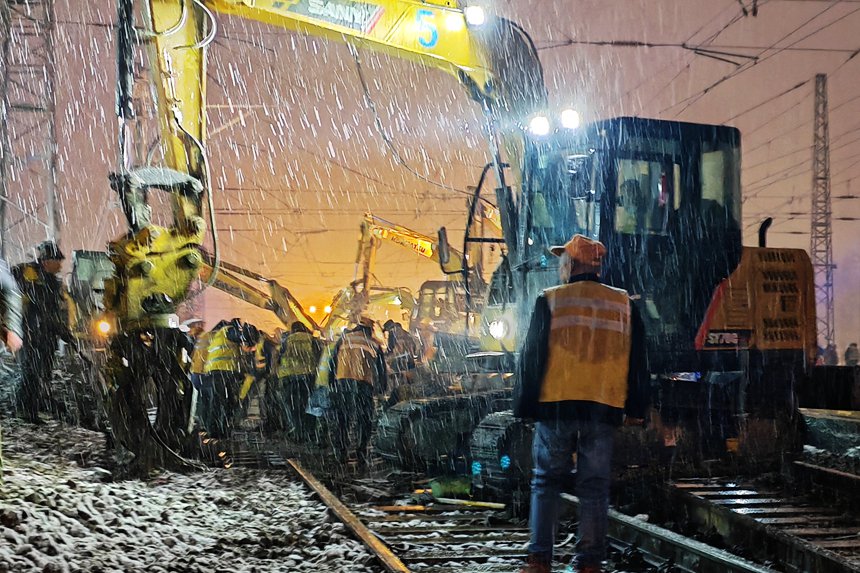 河南郑州：雪夜鏖战保畅通