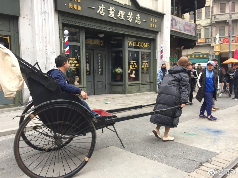 组图：蒋欣晒《半生缘》片场照 变拉黄包车小妹