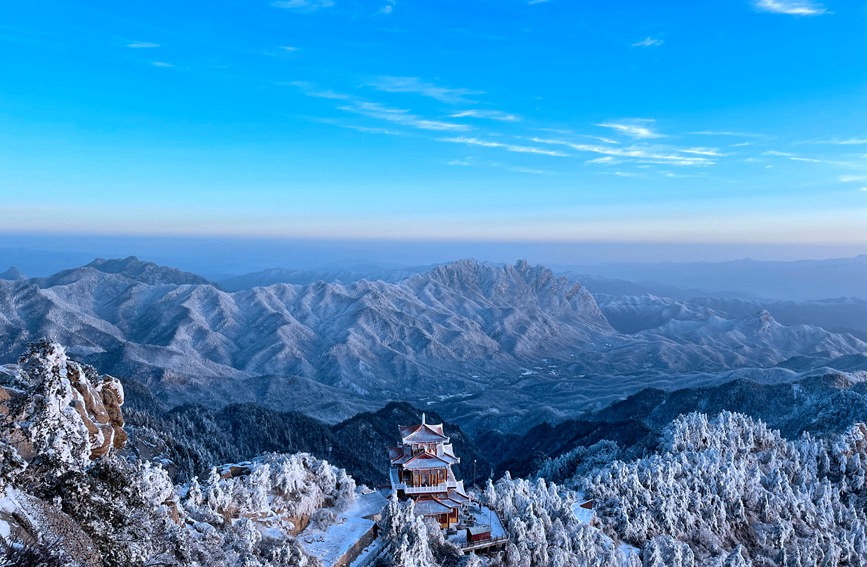 河南白云山迎2022年初雪 云海雪山宛如仙境