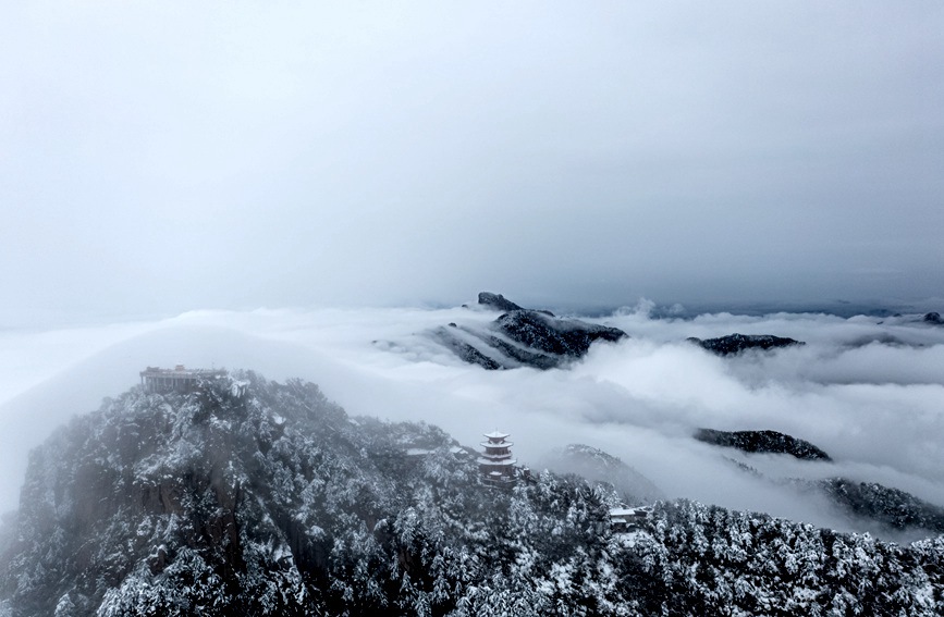 河南白云山迎2022年初雪 云海雪山宛如仙境