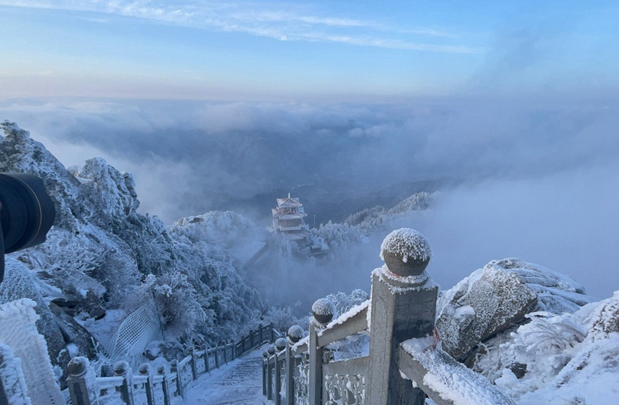 河南白云山迎2022年初雪 云海雪山宛如仙境