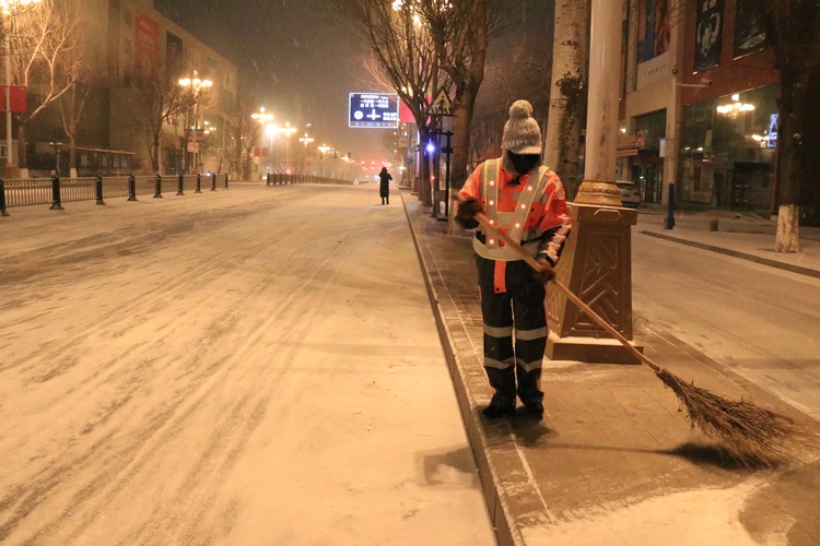 人民日报记者凌晨随访长春环卫工——城市美容 风雪无阻