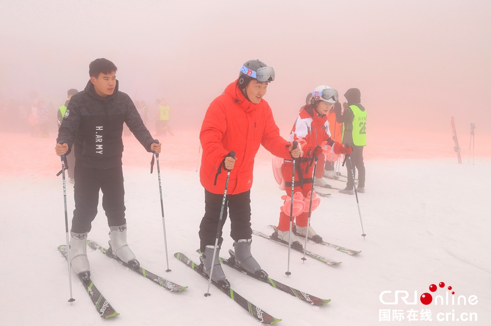 （原创）贵州省高校助力冬奥会冰雪体验行在六盘水市水城区举行_fororder_组图4