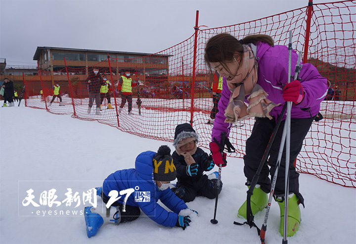 （中首）冬游冰火两重天 贵州滑雪与泡汤引客来