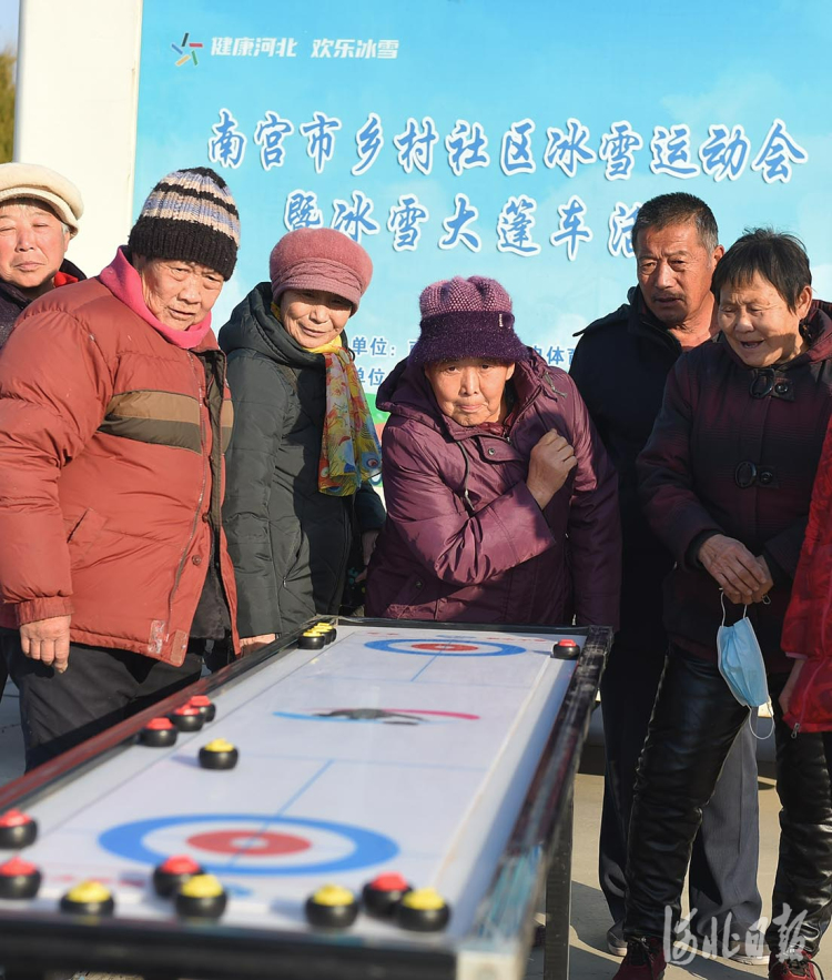 河北南宫：“冰雪大篷车”把冰雪运动送到百姓家门口