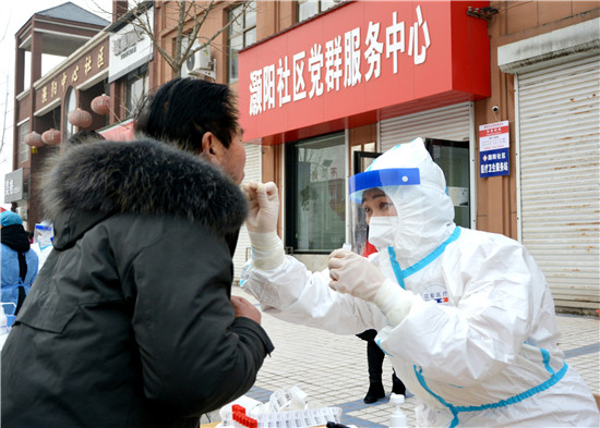 三门峡示范区阳店镇开展核酸检测应急演练 为群众健康“保驾护航”_fororder_全员核酸检测采样有序进行中。 摄影 彭红勇