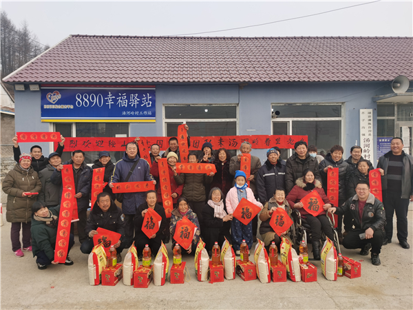 鞍山冯志国爱心团队走进大山送温暖 28年奉献换来爱的延续_fororder_领到年货的村民 摄影 董楠楠 