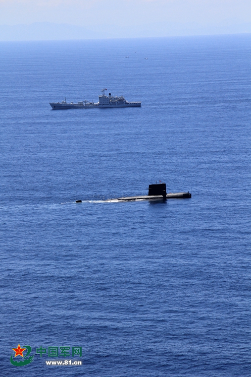 南海舰队372潜艇在某海域与水面舰艇、航空兵协同演练