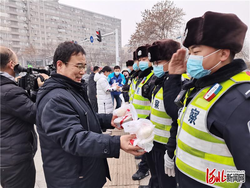 河北衡水开展“佳节尚文明 志愿关爱行——浓情腊八节真情送‘文’暖”主题志愿关爱行动