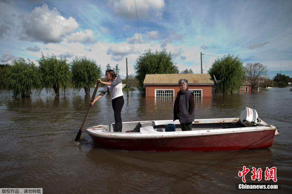 阿根廷暴雨引发洪水 约3万人受灾