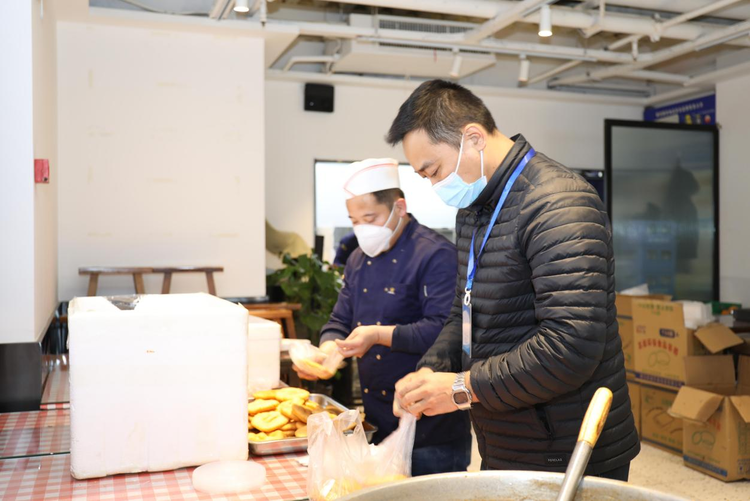 【看高新】爱心传递 市民自制热腾腾的饸饹面面送“疫”线工作人员_fororder_图片3