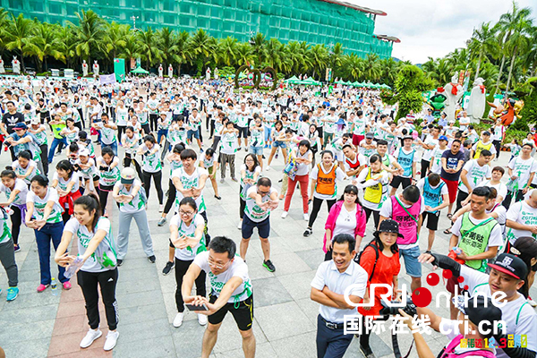 图片默认标题_fororder_上千名市民游客齐聚呀诺达畅享雨林盛会1