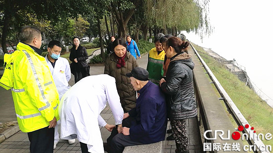 已过审【法制安全】江津民警救助八旬老人获群众点赞