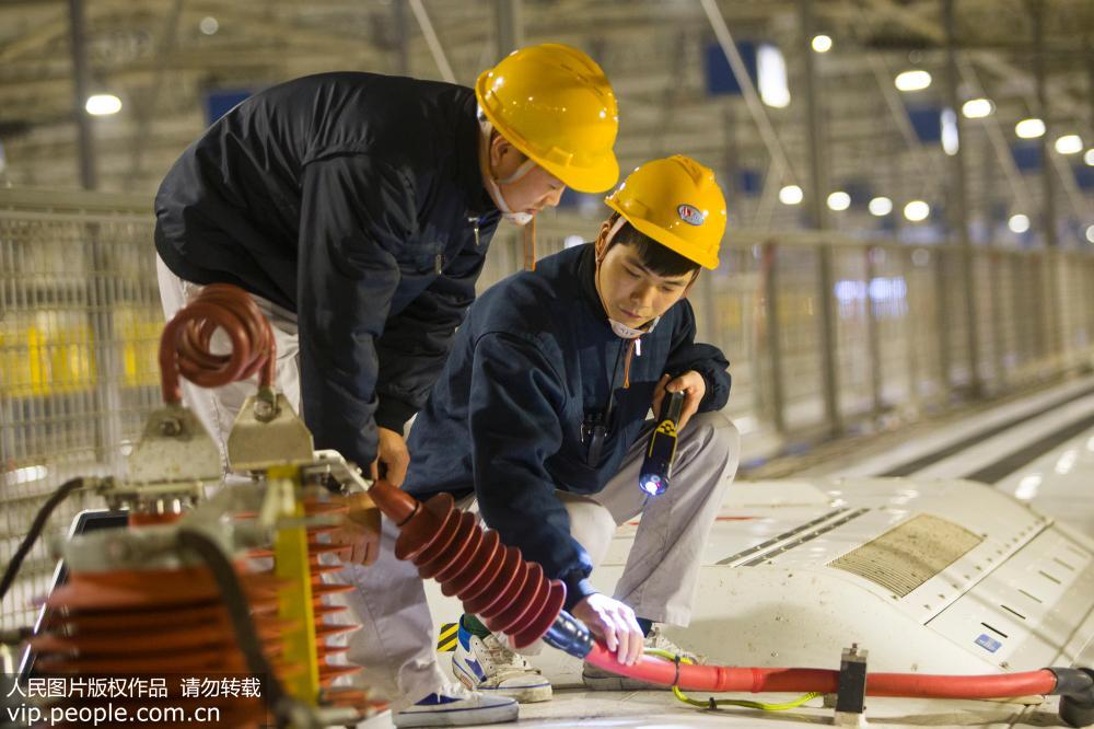 陕西西安：动车“体检” 备战西成