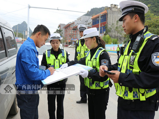 ［八桂大地］马山：面对面宣讲法规 让乘客驾驶员远离交通陋习