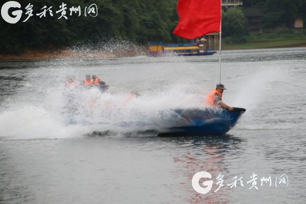 （市州）雨季多发 清镇人武部组织民兵水上防汛救援训练