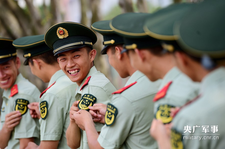 武警统一更换新式标志服饰：更贴近实战(组图)