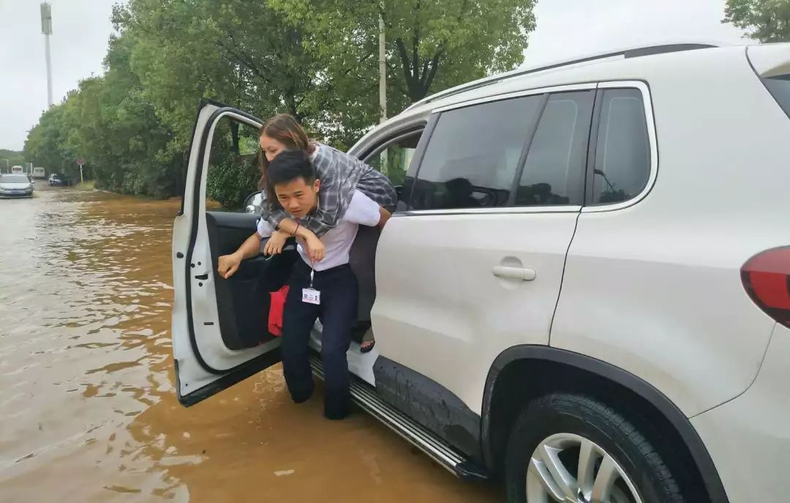 暴雨袭城平安产险查勘员蹚水背起女车主 人民日报为他点赞