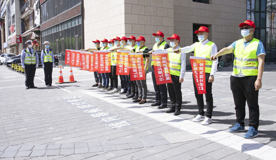 沈阳铁西区人大代表、政协委员、道德模范等20余人倡导文明出行