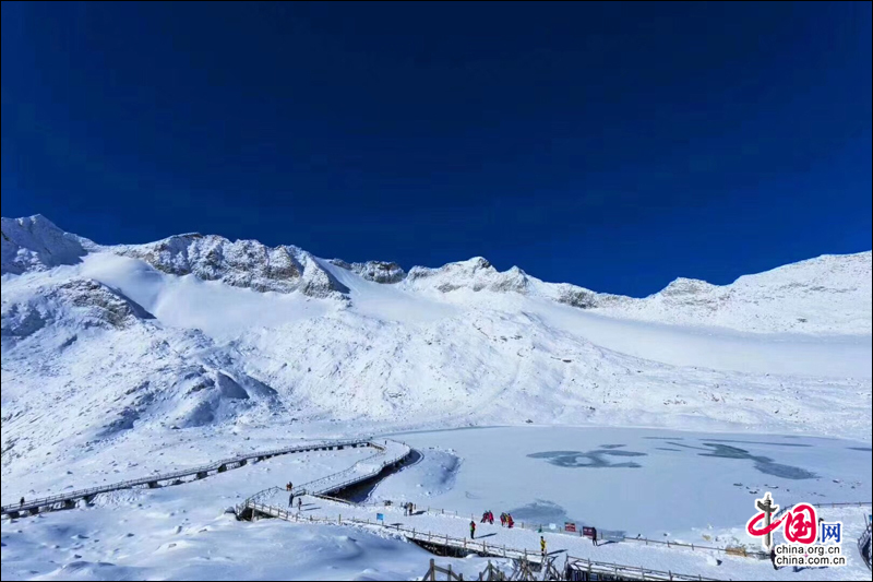 远离都市雾霾 来达古冰山享受清新“氧吧”