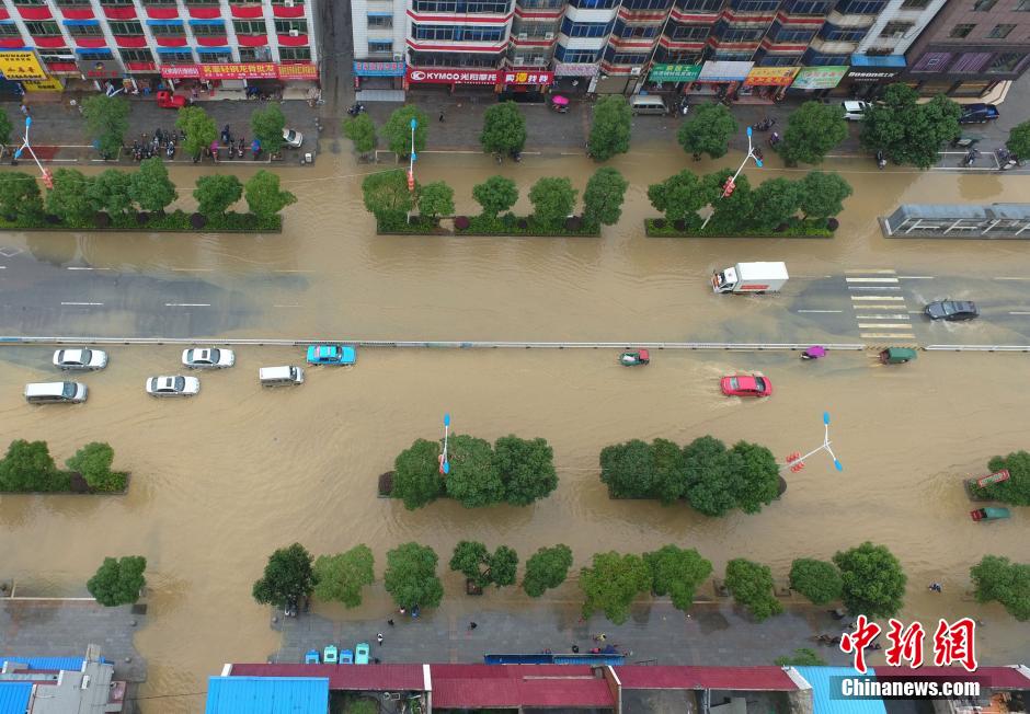 暴风雨袭击湖南道县 街道成河道