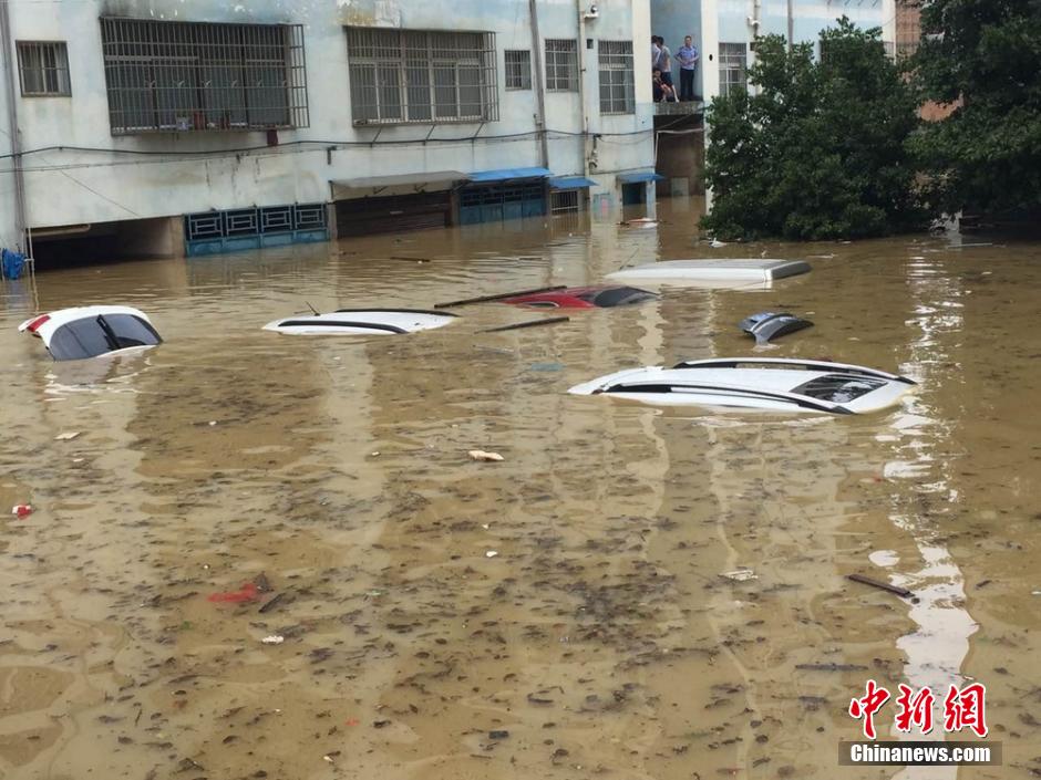 湖南道县遭龙卷风和暴雨袭击 汽车被没顶