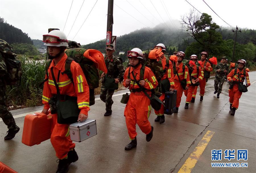 武警水电部队官兵赶赴福建泰宁山体滑坡现场救援