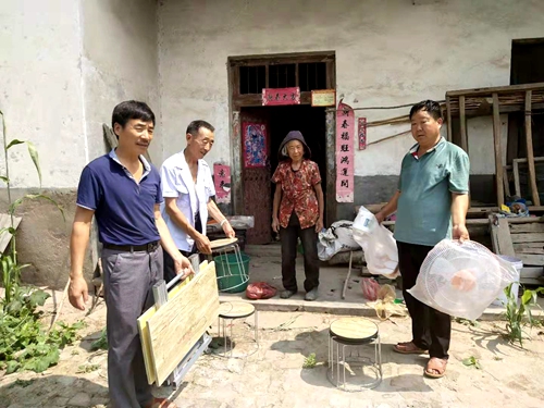 【河南供稿】平顶山市鲁山县为贫困户“夏送清凉”活动受好评