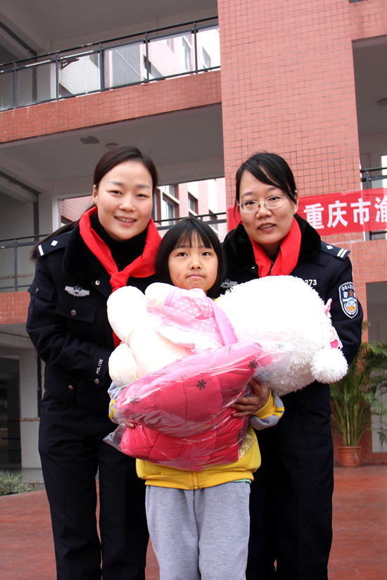 【社会民生】重庆渝北公安结对帮扶贫困小学生践行扶贫先扶智