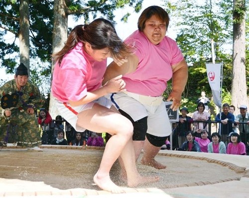 巾帼亦刚强：日本办女子相扑大会 角逐激烈(图)