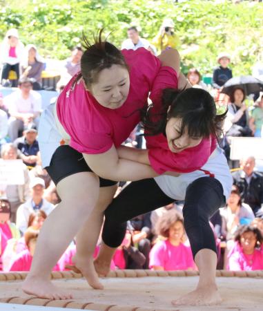 巾帼亦刚强：日本办女子相扑大会 角逐激烈(图)