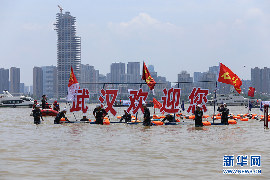 两千余人畅游长江 武汉渡江节燃爆江城夏天