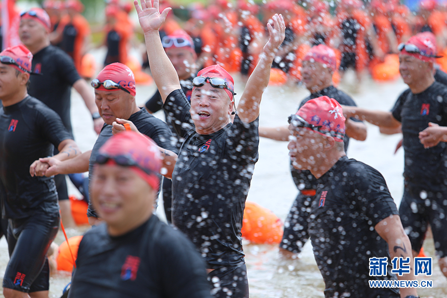 两千余人畅游长江 武汉渡江节燃爆江城夏天