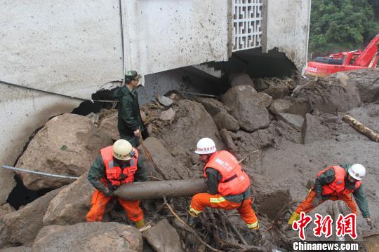 福建泰宁泥石流灾害致36人死 官兵现场排除危化品