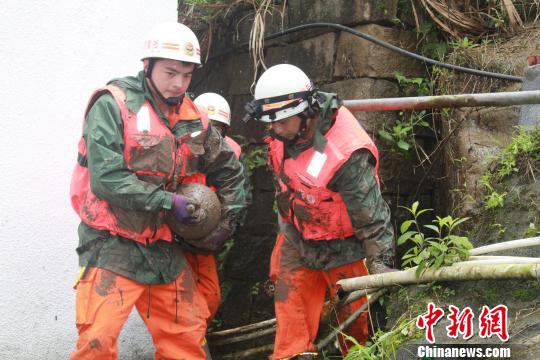 福建泰宁泥石流灾害致36人死 官兵现场排除危化品