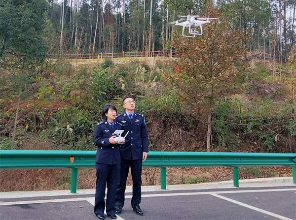 【原创】重庆市高新区警方：森林防火立体化 安防巡逻助宣传_fororder_图片2