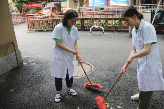 【社会民生】重庆城市管理职业学院携手社区 宣传垃圾分类知识