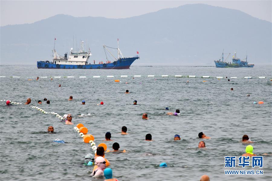 青岛：清理海滩迎客来