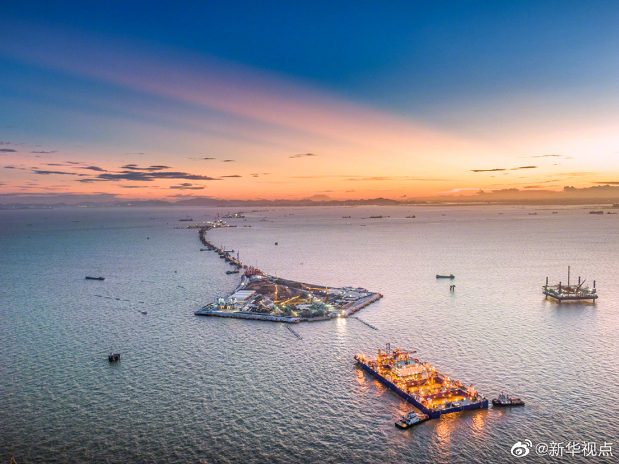 粤港澳大湾区超级工程完成首节沉管海底对接