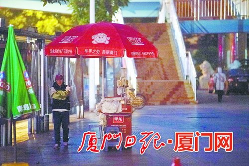 【地市 厦门】【滚动新闻】为市民服务为生活打拼 都市“夜行者” 奔波寒风中