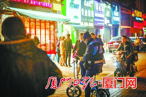 【地市 厦门】【滚动新闻】为市民服务为生活打拼 都市“夜行者” 奔波寒风中