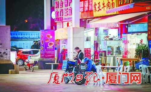 【地市 厦门】【滚动新闻】为市民服务为生活打拼 都市“夜行者” 奔波寒风中