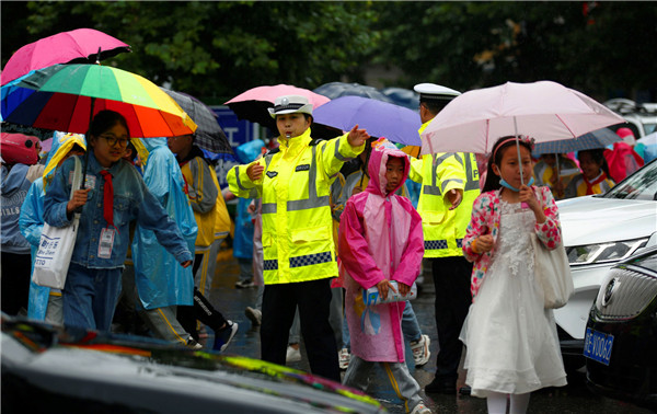 陕西渭南交警：坚守岗位 雨中护学