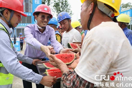 贵州遵义：“夏送清凉”  把关爱送到基层一线