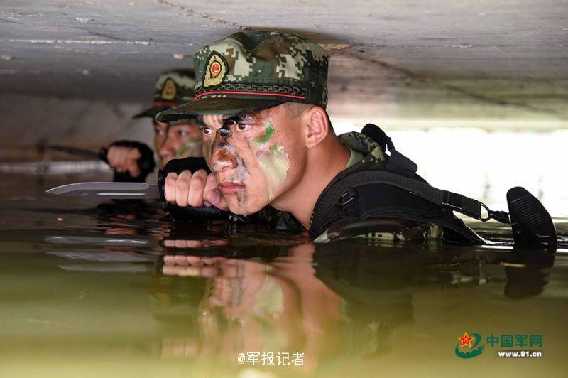 武警官兵锤炼“水中蛟龙”