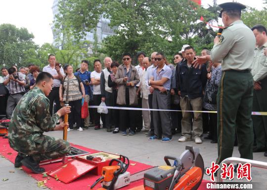 防灾减灾日 河南洛阳万余市民学习灭火救援(图)