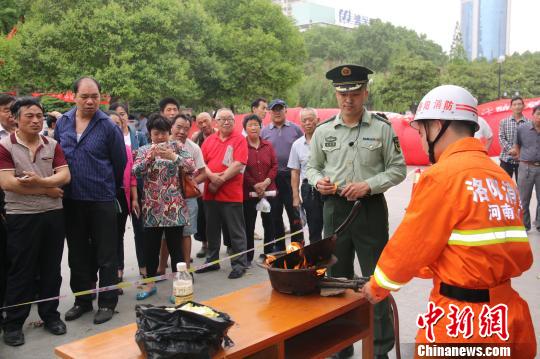 防灾减灾日 河南洛阳万余市民学习灭火救援(图)